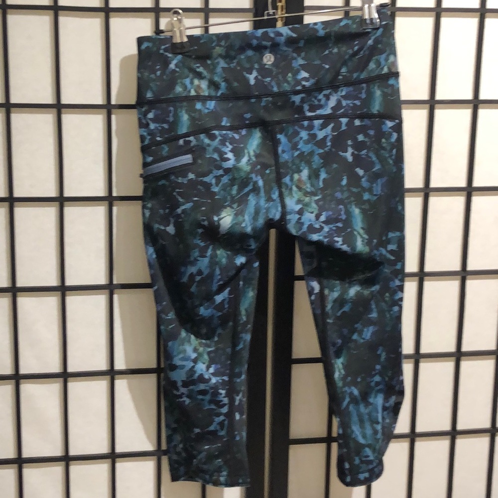 Lululemon blue and black speckled crops. Size 4 - Picture 1 of 4